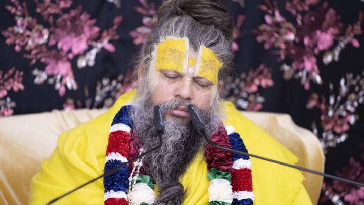 महाराज म्हणाले, 'तरुणांच्या मनात असे विचार येणे चुकीचे आहे. हे त्याच्या ब्रह्मचर्य आणि समाजाच्या नियमांच्या विरुद्ध आहे. देवालाही असे वागणे आवडत नाही, असे ते म्हणाले.