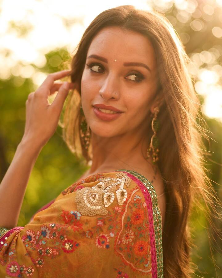 Paired with a matching blouse featuring delicate embroidery, her outfit struck the perfect balance between simplicity and sophistication.