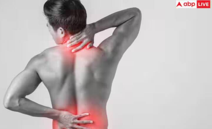 ਦਿਲ ਦਾ ਦੌਰਾ ਪੈਣ ਨਾਲ ਠੰਡਾ ਪਸੀਨਾ ਆਉਣਾ, ਤੇਜ਼ ਧੜਕਣ, ਖੱਬੇ ਹੱਥ ਵਿੱਚ ਦਰਦ, ਜਬਾੜੇ ਵਿੱਚ ਅਕੜਾਅ ਜਾਂ ਮੋਢੇ ਵਿੱਚ ਦਰਦ ਹੋਣਾ ਵੀ ਸ਼ਾਮਲ ਹੋ ਸਕਦਾ ਹੈ। ਬਹੁਤ ਸਾਰੇ ਲੋਕ ਇਹ ਨਹੀਂ ਜਾਣਦੇ ਕਿ ਔਰਤਾਂ ਵਿੱਚ ਅਕਸਰ ਮਰਦਾਂ ਦੇ ਮੁਕਾਬਲੇ ਹਾਰਟ ਅਟੈਕ ਦੇ ਲੱਛਣ ਵੱਖਰੇ ਹੁੰਦੇ ਹਨ। ਮੋਢੇ ਜਾਂ ਬਾਂਹ ਵਿੱਚ ਦਰਦ ਛਾਤੀ ਵਿੱਚੋਂ ਨਿਕਲਣ ਵਾਲੇ ਦਰਦ, ਦਬਾਅ ਜਾਂ ਭਾਰੀਪਨ ਵਰਗਾ ਮਹਿਸੂਸ ਹੋ ਸਕਦਾ ਹੈ। ਇਹ ਅਚਾਨਕ ਆ ਸਕਦਾ ਹੈ, ਗੰਭੀਰ ਹੋ ਸਕਦਾ ਹੈ ਜਾਂ ਛਾਤੀ 'ਤੇ ਦਬਾਅ ਦੇ ਨਾਲ ਹੋ ਸਕਦਾ ਹੈ। ਦਰਦ ਆਮ ਤੌਰ 'ਤੇ ਖੱਬੇ ਹੱਥ ਨੂੰ ਪ੍ਰਭਾਵਿਤ ਕਰਦਾ ਹੈ, ਪਰ ਇਹ ਦੋਵੇਂ ਹੱਥਾਂ ਨੂੰ ਪ੍ਰਭਾਵਿਤ ਕਰ ਸਕਦਾ ਹੈ।