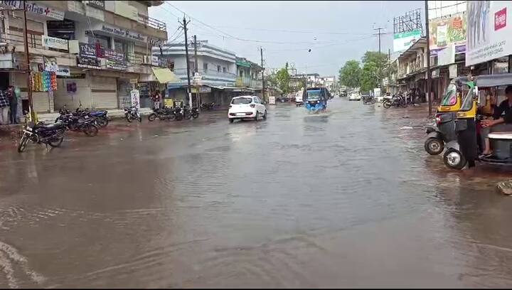 શહેરના મુખ્ય માર્ગો અને નીચાણવાળા વિસ્તારોમાં પાણી ભરાઈ જવાથી વાહનવ્યવહાર ખોરવાઈ ગયો હતો.
