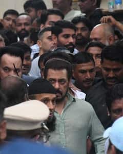 Baba Siddique Murder: ਬਾਬਾ ਸਿੱਦੀਕੀ ਨੂੰ ਆਖਰੀ ਵਾਰ ਦੇਖ ਗਮ 'ਚ ਡੁੱਬੇ ਸਲਮਾਨ ਖਾਨ, ਹੰਝੂਆਂ ਨਾਲ ਭਰੀਆਂ ਅੱਖਾਂ, ਤਸਵੀਰਾਂ ਵਾਇਰਲ