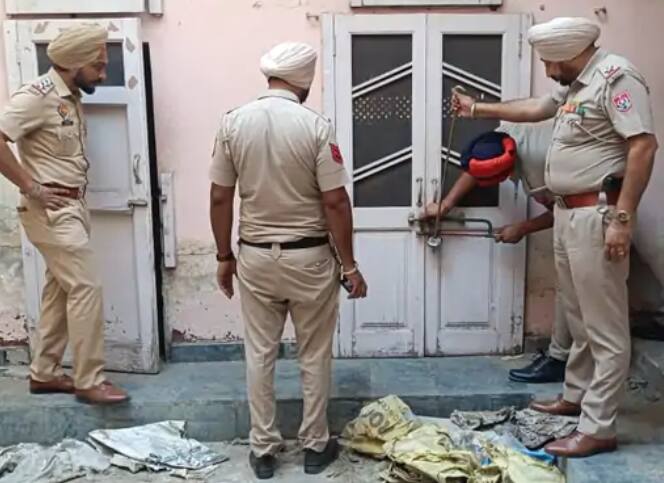 Raid in crackers shop in jagraon at ludhiana ਬੰਦ ਕੋਠੀ 'ਚ ਸਟੋਰ ਕਰਕੇ ਰੱਖੇ ਗਏ ਲੱਖਾਂ ਦੇ ਪਟਾਕੇ ਬਰਾਮਦ, ਦੀਵਾਲੀ ਤੋਂ ਪਹਿਲਾਂ ਪੁਲਿਸ ਦੀ ਵੱਡੀ ਕਾਰਵਾਈ