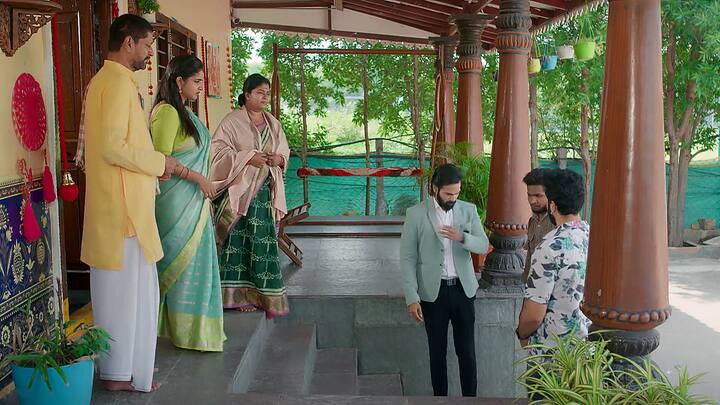 ఏంటి ఇదంతా అని రాజ్ ని అడిగినా..ఇద్దరి మధ్యా సెటైర్స్ పేలాయ్ కానీ అసలు విషయం మాత్రం రాజ్ చెప్పలేదు. తల్లికి క్యాన్సర్ అని తెలిస్తే కళావతి తట్టుకోలేదు అనుకుంటాడు రాజ్..అందుకే ఆ విషయం బయటపెట్టడు.