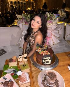 Avneet Kaur Birthday: अवनीत कौर ने खास दोस्तों संग मनाया बर्थडे का जश्न, बैकलेस ड्रेस में फ्लॉन्ट किया कर्वी फिगर