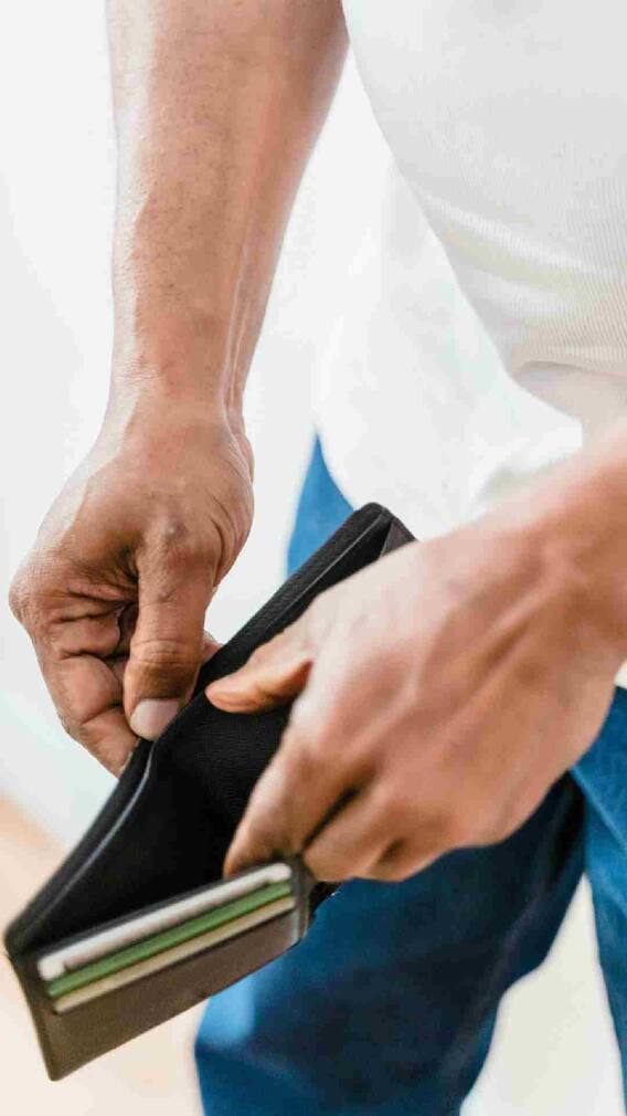 'या' लोकांच्या हातात पैसे कधीच टिकत नाहीत