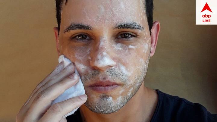 মুখ পরিষ্কার রাখা খুবই গুরুত্বপূর্ণ। প্রতিদিন সকালে উঠে ও রাতে শুতে যাওয়ার আগে অবশ্যই মুখ পরিষ্কার করুন। ফেসওয়াশ ব্যবহার করতে পারেন আপনি প্রয়োজনে।