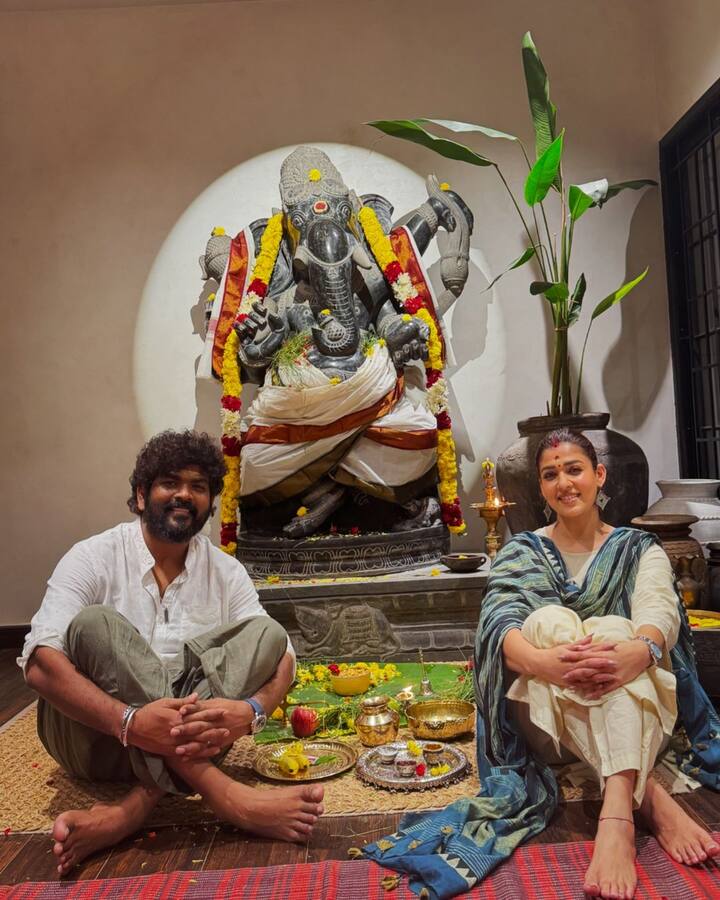 విఘ్నేష్ శివన్, నయనతార దంపతులకు భక్తి ఎక్కువ. ప్రతి పండగను సంప్రదాయబద్ధంగా భక్తిశ్రద్ధలతో నిర్వహిస్తూ ఉంటారు. విజయ దశమిని కూడా కుటుంబంతో కలిసి సెలబ్రేట్ చేసుకున్నారు. విఘ్నేష్ శివన్ ఇంట వినాయకుని విగ్రహం ముందు దంపతులు ఇద్దరు దిగిన ఫోటో ఇది. మిగతా ఫోటోలనూ చూడండి. (Image Courtesy: nayanthara / Instagram)
