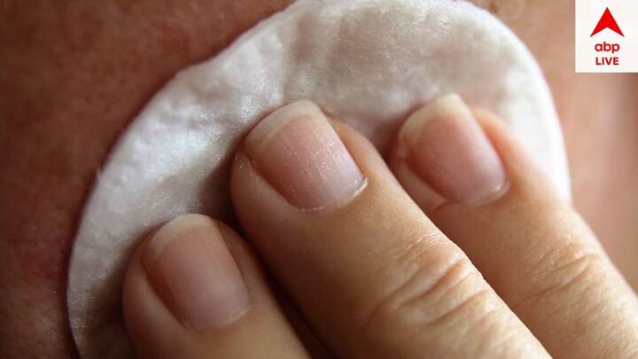 রোদে পুরে গেলে যাঁদের ত্বকে তার প্রভাব ভীষণভাে দেখা যায়, সেক্ষেত্রে সানস্ক্রিম মেখে রাস্তায় বেরোবেন। তাহলে কিছুটা নিস্তার মিলবে।