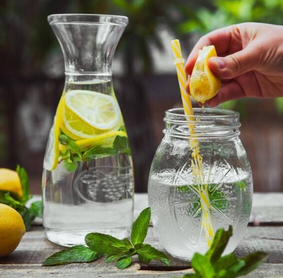 ਨਿੰਬੂ ਵਿਟਾਮਿਨ ਸੀ ਦਾ ਸਰੋਤ ਹੈ। ਇਸ 'ਚ ਜ਼ੈਕਸਾਂਥਿਨ ਨਾਂ ਦਾ ਤੱਤ ਹੁੰਦਾ ਹੈ, ਜੋ ਅੱਖਾਂ ਲਈ ਚੰਗਾ ਹੁੰਦਾ ਹੈ। ਇਸ ਲਈ ਨਿੰਬੂ ਪਾਣੀ ਅੱਖਾਂ ਲਈ ਬਹੁਤ ਫਾਇਦੇਮੰਦ ਹੁੰਦਾ ਹੈ। ਨਿੰਬੂ ਪਾਣੀ ਪੀਣ ਨਾਲ ਅੱਖਾਂ ਦੀ ਸੋਜ ਘੱਟ ਹੋ ਜਾਂਦੀ ਹੈ। ਇਸ ਡਰਿੰਕ ਨੂੰ ਪੀਣ ਨਾਲ ਅੱਖਾਂ ਸਾਫ਼ ਹੁੰਦੀਆਂ ਹਨ।