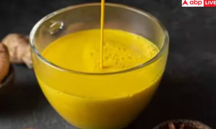 ਹਲਦੀ ਵਾਲਾ ਦੁੱਧ ਪੀਣ ਨਾਲ ਸਮੁੱਚੀ ਸਿਹਤ 'ਤੇ ਬਹੁਤ ਅਸਰ ਪੈਂਦਾ ਹੈ। ਪਰ ਤੁਹਾਨੂੰ ਦੱਸ ਦਈਏ ਕਿ ਇਹ ਜ਼ਰੂਰੀ ਨਹੀਂ ਹੈ ਕਿ ਇਹ ਹਲਦੀ ਵਾਲਾ ਦੁੱਧ ਹਰ ਕਿਸੇ ਲਈ ਫਾਇਦੇਮੰਦ ਹੋਵੇ। ਇਹ ਕੁਝ ਲੋਕਾਂ ਲਈ ਨੁਕਸਾਨਦੇਹ ਵੀ ਸਾਬਤ ਹੋ ਸਕਦਾ ਹੈ। ਹਲਦੀ ਵਾਲਾ ਦੁੱਧ ਜਿਸ ਨੂੰ ਗੋਲਡਨ ਮਿਲਕ ਜਾਂ ਹਲਦੀ ਵਾਲਾ ਦੁੱਧ ਵੀ ਕਿਹਾ ਜਾਂਦਾ ਹੈ। ਆਮ ਤੌਰ 'ਤੇ ਪੀਣ ਲਈ ਸੁਰੱਖਿਅਤ ਹੈ, ਪਰ ਜੇ ਇਹ ਜ਼ਿਆਦਾ ਮਾਤਰਾ ਵਿੱਚ ਜਾਂ ਲੰਬੇ ਸਮੇਂ ਤੱਕ ਪੀਤਾ ਜਾਵੇ ਤਾਂ ਇਸਦੇ ਮਾੜੇ ਪ੍ਰਭਾਵ ਹੋ ਸਕਦੇ ਹਨ।