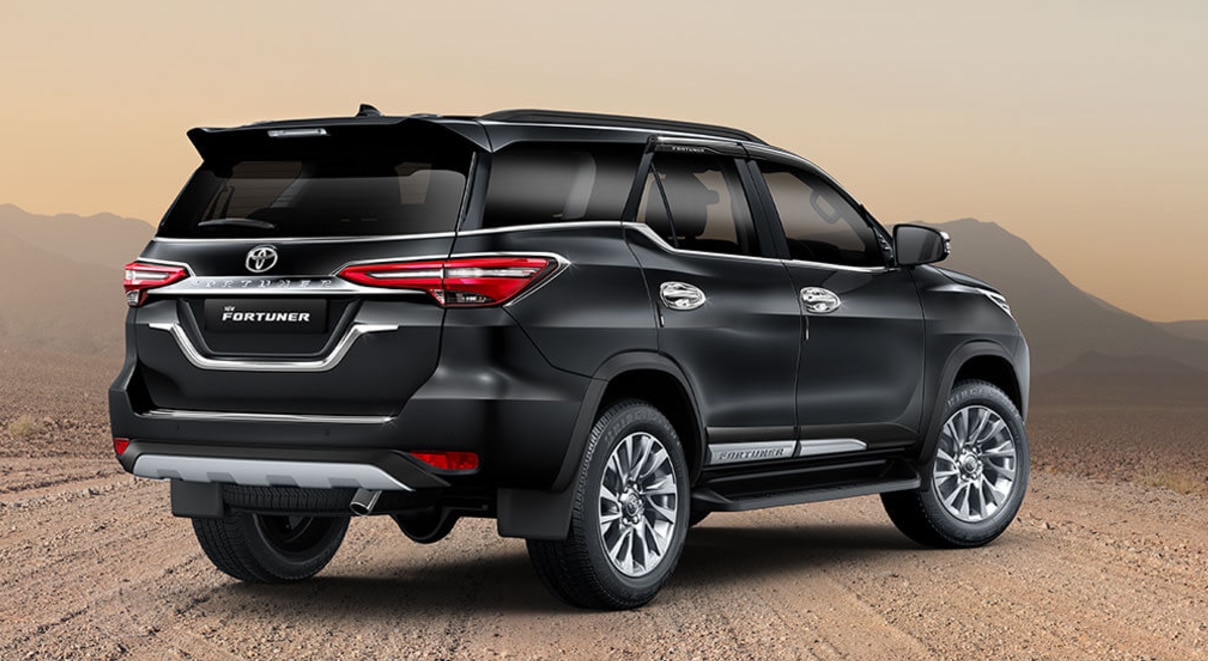 Fortuner एक लीटर पेट्रोल में ज्यादा चलेगी या 1 लीटर डीजल में, किसमें मिलेगा बेहतर माइलेज?