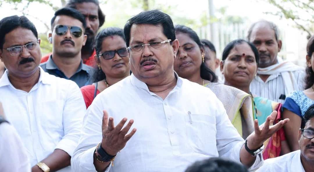 Vijay Wadettiwar Criticized on maharashtra government Devendra Fadnavis over baba siddique shot dead in mumbai marathi news Vijay Wadettiwar: महाराष्ट्रात कायदा सुव्यवस्थेचे धिंदवडे, गृहमंत्री देवेंद्र फडणवीसांनी राजीनामा द्यावा; विजय वडेट्टीवार यांचा घणाघात 