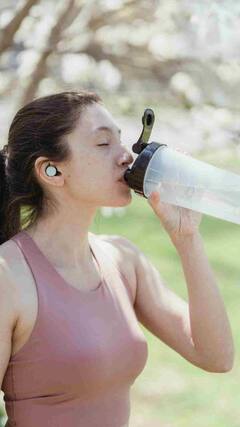 उभे राहून पाणी पिणे योग्य की अयोग्य ?