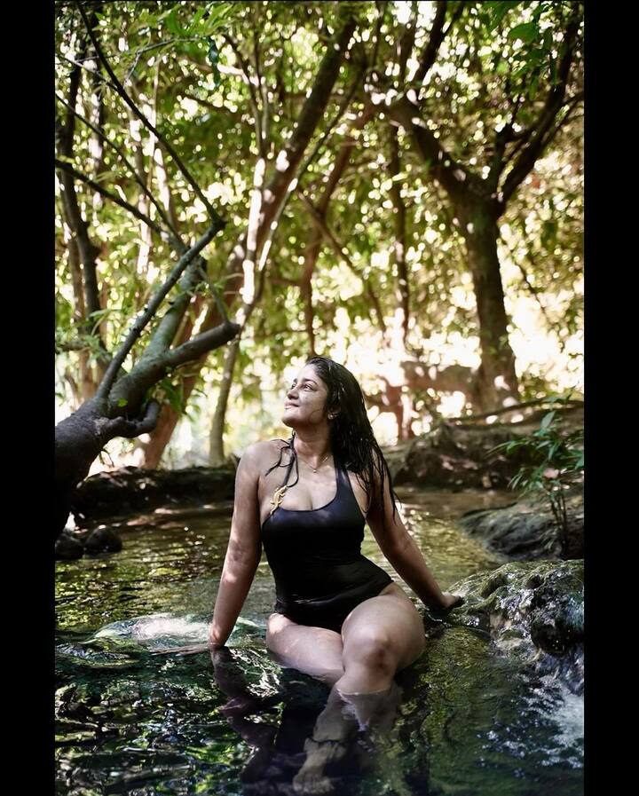 స్విమ్ సూట్ వేసి నెటిజనులకు గ్లామర్ ట్రీట్ ఇచ్చారు డింపుల్ హయతి. ఈ పిక్స్ ఆమె షేర్ చేసిన కొన్ని క్షణాల్లో వైరల్ అయ్యాయి. ఇప్పుడీ ఫోటోలు నెట్టింట షేక్ చేస్తున్నాయి. (Image Courtesy: dimplehayathi / Instagram)