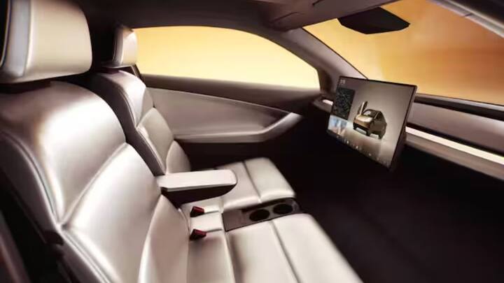 একটি এআই ইভেন্টে এসে নতুন অত্যাধুনিক গাড়ির মডেলের প্রদর্শনী করলেন এলন মাস্ক। এলন মাস্ক নিজেও এই গাড়ি চালিয়ে দেখান।