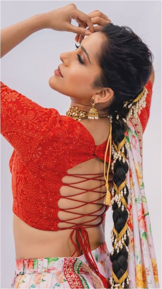 దసరా పండక్కి... పద్ధతైన దుస్తుల్లో టీవీ యాంకర్లు