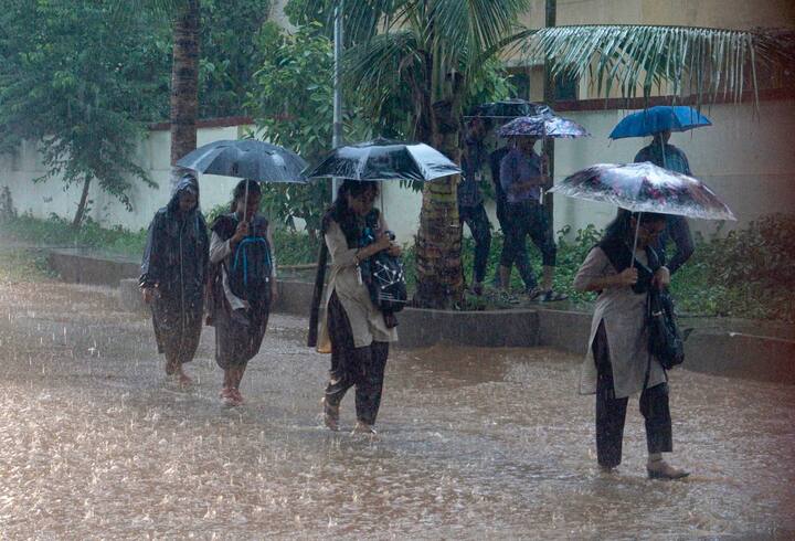 জানা যাচ্ছে, নতুন করে ঘূর্ণাবর্ত তৈরি হচ্ছে বঙ্গোপসাগরে। দক্ষিণ-পশ্চিম বঙ্গোপসাগরে আগামী ২৪ ঘণ্টার মধ্যে ঘূর্ণাবর্ত তৈরি হবে।