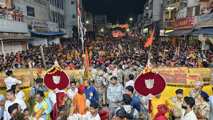 हर साल की तरह इस साल भी यह रस्म धूमधाम से मनाई गई. नवरात्रि के नवमी के दिन मनाई जाने वाली इस रस्म को देखने के लिए बड़ी संख्या लोग पहुंचे. मान्यता के अनुसार बीते 600 सालों से इस रस्म को धूमधाम से मनाया जा रहा है. बस्तर के तत्कलीन महाराजा रूद्र प्रताप सिंह द्वारा माई के डोली का भव्य स्वागत किया जाता था, वो परंपरा आज भी वैसे ही निभाई जाती है.