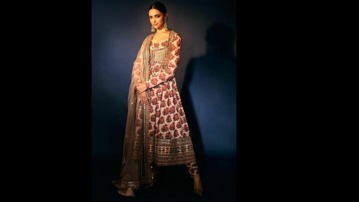 2. Deepika Padukone: Deepika’s full sleeved long Anarkali suit has floral patterns all over it and a little mirror work as well. She has paired her Anarkali with a sheer net dupatta which blends modern style and traditional richness together. (Image Source: Twitter/@pinkvilla)