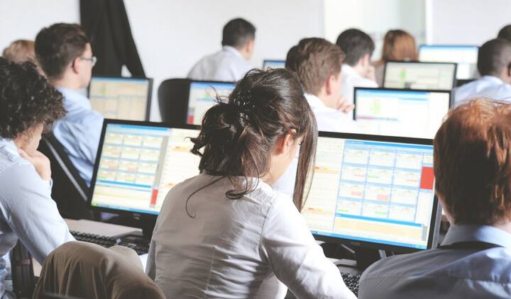 Computer Facts: કૉમ્પ્યુટર આજે આપણા જીવનનો અભિન્ન અંગ બની ગયો છે. અમે તેનો ઉપયોગ કામ, મનોરંજન, શિક્ષણ અને સંદેશાવ્યવહાર માટે કરીએ છીએ, પરંતુ શું તમે જાણો છો કે આ ટેક્નોલોજી ક્યાંથી આવી અને પહેલું કૉમ્પ્યુટર કેવું દેખાતું હતું?