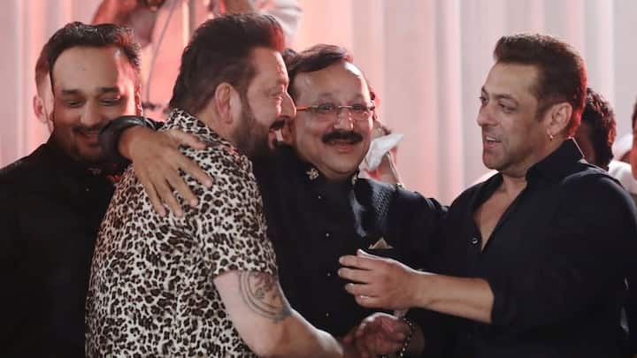 संजय दत्त और बाबा सिद्दीकी आपस में अच्छे दोस्त थे. इस बात का सबूत ये है कि जब बाबा सिद्दीकी को गोली लगी तो संजय दत्त वो पहले शख्स थे जो लीलावती अस्पताल उनसे मिलने पहुंचे.