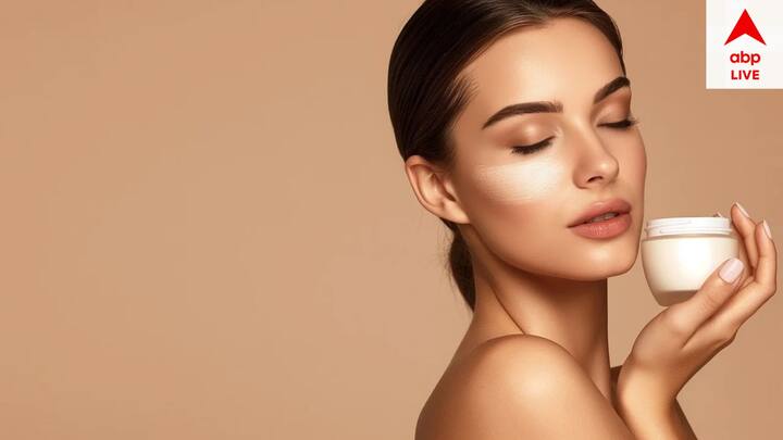 সেই পেস্টটিকে মুখে লাগান ধীরে ধীরে। এরপর এটি শুকিয়ে যাওয়ার আগে স্ক্রাব করুন। ঔজ্জ্বল্য ফুটে উঠবে আপনার মুখের।