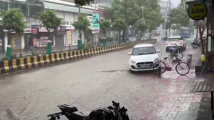 માત્ર એક કલાકના ગાળામાં બે ઈંચ જેટલો ભારે વરસાદ નોંધાયો હતો, જેના કારણે સમગ્ર વિસ્તાર જળબંબાકાર થઈ ગયો હતો.