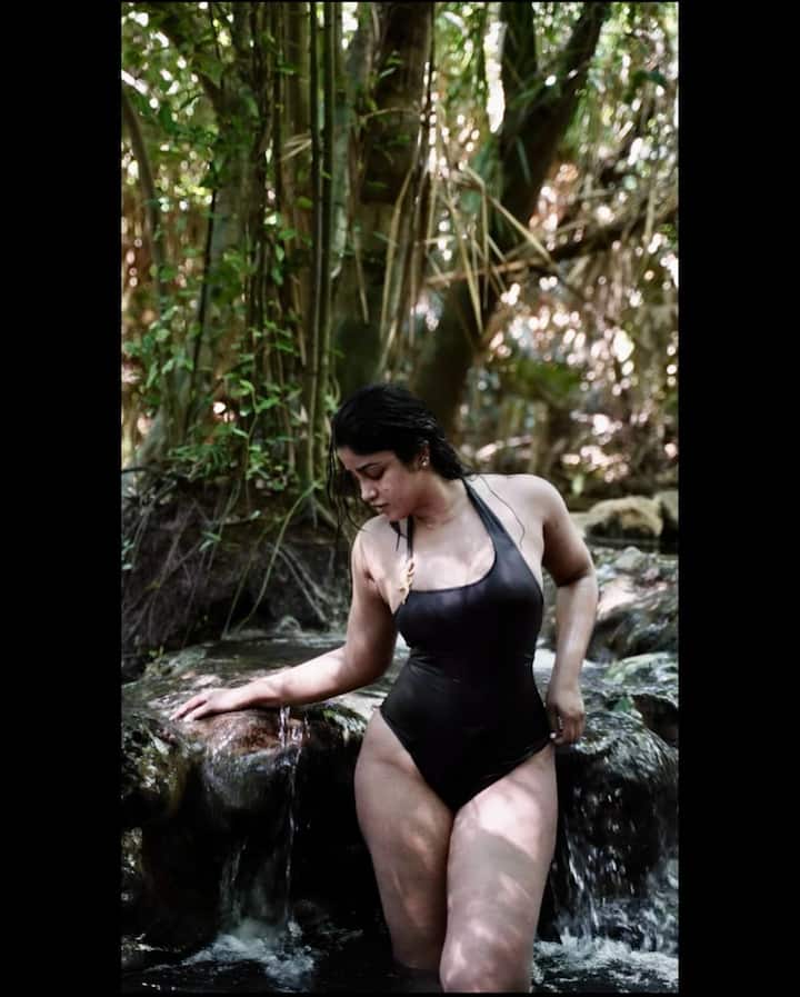 సినిమాల్లో డింపుల్ హయతి గ్లామరస్ రోల్స్ చేశారు. అప్పుడప్పుడూ సోషల్ మీడియాలో నెటిజనులకూ గ్లామరస్ డ్రస్సుల్లో దర్శనం ఇస్తూ ఉంటారు. లేటెస్టుగా ఆవిడ షేర్ చేసిన ఫోటోలు ఇవి. (Image Courtesy: dimplehayathi / Instagram)