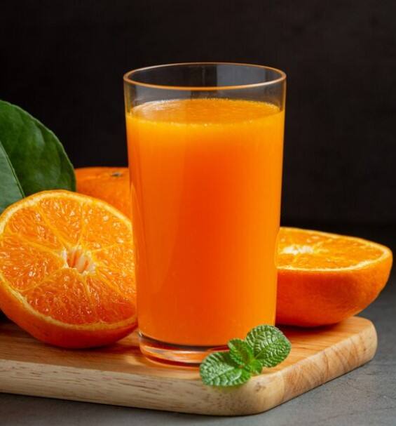 ਸੰਤਰਾ ਵਿਟਾਮਿਨ ਸੀ ਦਾ ਵੀ ਚੰਗਾ ਸਰੋਤ ਹੈ। ਇਹ ਵਿਟਾਮਿਨ ਅੱਖਾਂ ਲਈ ਵੀ ਜ਼ਰੂਰੀ ਹੈ। ਸੰਤਰੇ 'ਚ ਮੌਜੂਦ ਐਂਟੀ-ਆਕਸੀਡੈਂਟ ਅੱਖਾਂ ਨੂੰ ਕਿਸੇ ਵੀ ਤਰ੍ਹਾਂ ਦੇ ਨੁਕਸਾਨ ਤੋਂ ਬਚਾਉਣ 'ਚ ਮਦਦ ਕਰਦੇ ਹਨ। ਅੱਖਾਂ ਨੂੰ ਸਿਹਤਮੰਦ ਰੱਖਣ ਅਤੇ ਨਜ਼ਰ ਨੂੰ ਬਿਹਤਰ ਬਣਾਉਣ ਲਈ ਤੁਸੀਂ ਰੋਜ਼ਾਨਾ 1 ਗਲਾਸ ਸੰਤਰੇ ਦਾ ਜੂਸ ਪੀ ਸਕਦੇ ਹੋ।