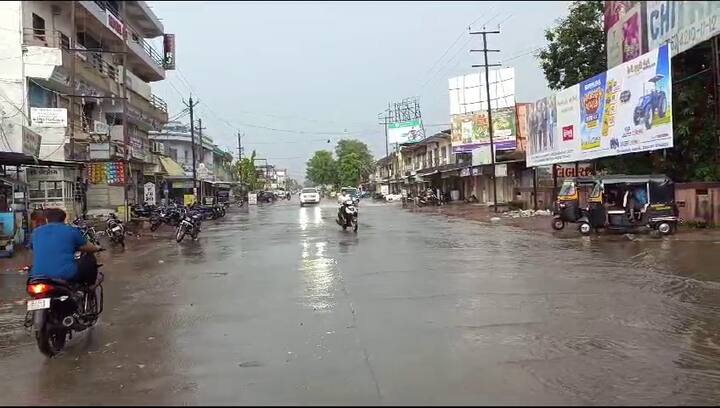 કેટલાક વિસ્તારોમાં તો રસ્તાઓ પર ઘૂંટણ સમા પાણી વહેતા જોવા મળ્યા હતા.