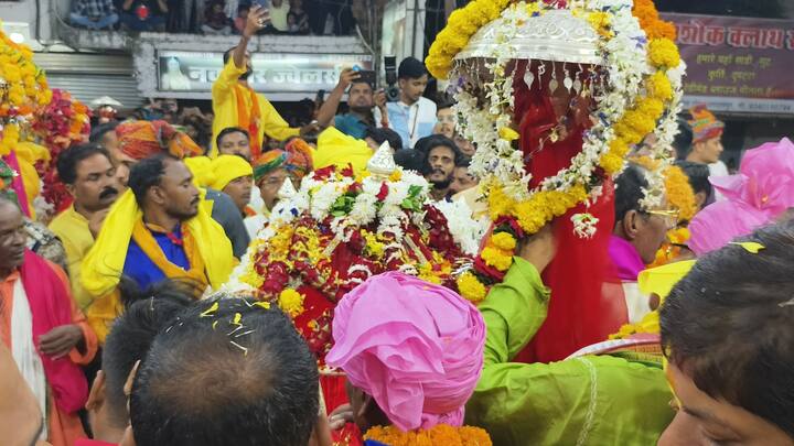 मावली देवी का यथोचित सम्मान और स्वागत करने के लिए मावली परघाव रस्म शुरू की गई. इतिहासकारों के मुताबिक, नवमी  के दिन दंतेवाड़ा से आई मावली देवी की डोली का स्वागत करने राजा, राजगुरू और पुजारी नंगे पांव राजमहल से मंदिर के प्रांगण तक आते हैं.