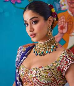 વાળ ખુલ્લા રાખવા કે બન બનાવવા? જો તમે આ સ્ટાઈલને ફોલો કરશો તો કરવા ચોથ પર તમે અલગ દેખાશો