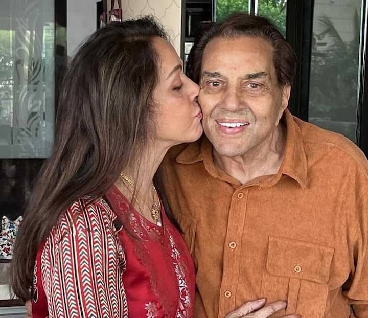 But the obstacle in their marriage was that Dharmendra was already married to Prakash Kaur and was the father of four children. In such a situation, Hema's family members were completely against this marriage. But Hema and Dharmendra fell in love with each other and also wanted to get married.