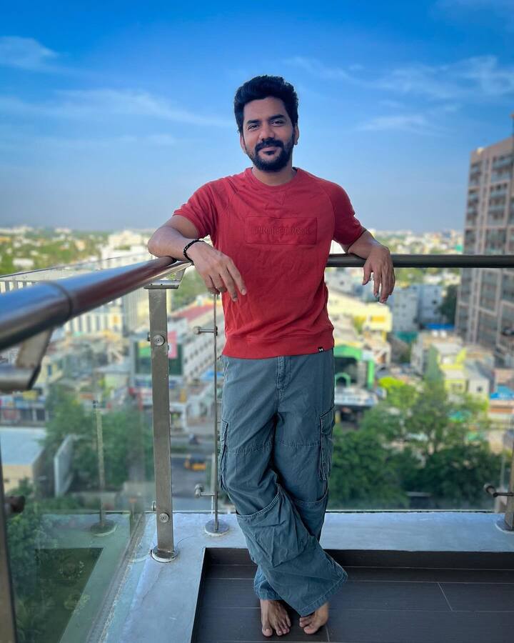 பிச்சைக்காரன் கெட் அப் போட்டு தெருவில் நடந்தேன்.ஒரு அம்மாவிடம் சென்று சாப்பிட்டு ரெண்டு நாள் ஆச்சு காசு இருந்தா கொடுங்க என்று கேட்டேன். அந்த அம்மா எனக்கு இருபது ரூபாய் கொடுத்தார் என பகிர்ணந்தார்