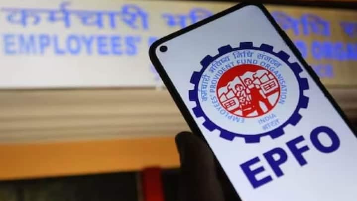 कर्मचारियों के अलावा कंपनी भी इस पीएफ खाते में योगदान देती है. सरकार की ओर से पीएफ खाते में जमा राशि पर अच्छा खासा ब्याज दिया जाता है. जरूरत पड़ने पर आप इस खाते में जमा पैसे निकाल सकते हैं.