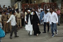 बाबा सिद्दीकी को अंतिम विदाई देने पति मुफ्ती संग पहुंची थीं सना खान, तस्वीरों में दर्द से दिखीं बेहाल