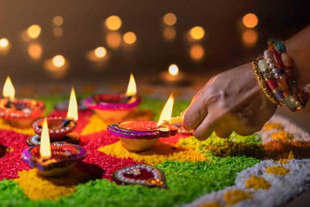 Diwali 2024: દશેરા પૂરા થતાંની સાથે જ દિવાળીની તૈયારીઓ શરૂ થઈ ગઈ છે. જો તમે ઈચ્છો છો કે દિવાળી દરમિયાન તમારા ઘરમાં સુખ, ધન અને સમૃદ્ધિ આવે તો દિવાળીની સફાઈ દરમિયાન આ વસ્તુઓને ઘરમાંથી બહાર ફેંકી દો