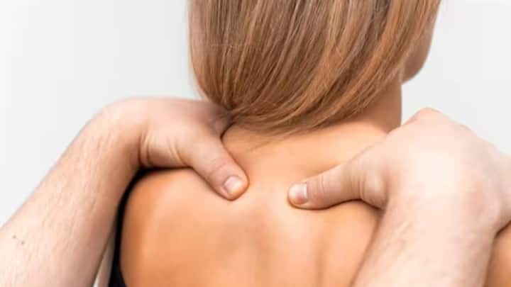 आराम करने और ओटीसी दर्दनिवारक गोलियां लेने से कई प्रकार के हाथ दर्द से राहत मिल सकती है। लेकिन यदि आपको निम्नलिखित लक्षणों में से कोई भी अनुभव होता है, तो यह महत्वपूर्ण है कि आप चिकित्सा पर ध्यान दें।