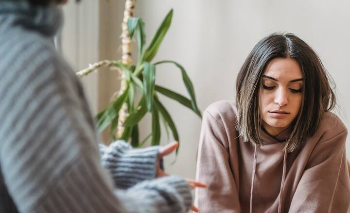 7, 16 किंवा 25 जन्मतारखेचे लोक फार शांत असतात, मनातील भावना इतरांसमोर ते पटकन व्यक्त करत नाहीत. या मूलांकाशी संबंधित आणखी काही खास गोष्टी जाणून घेऊया.