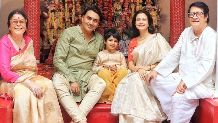 Koel Mallick shares photo of Durga Puja:  সপ্তমী থেকে দশমী পর্যন্ত সোশ্যাল মিডিয়ায় তিনি পুজোর বিভিন্ন ছবি ও ভিডিও শেয়ার করে নিয়েছেন। দর্শকেরাও ভালবাসায় ভরিয়ে দিয়েছেন কোয়েলের প্রত্যেকটা পোস্টই