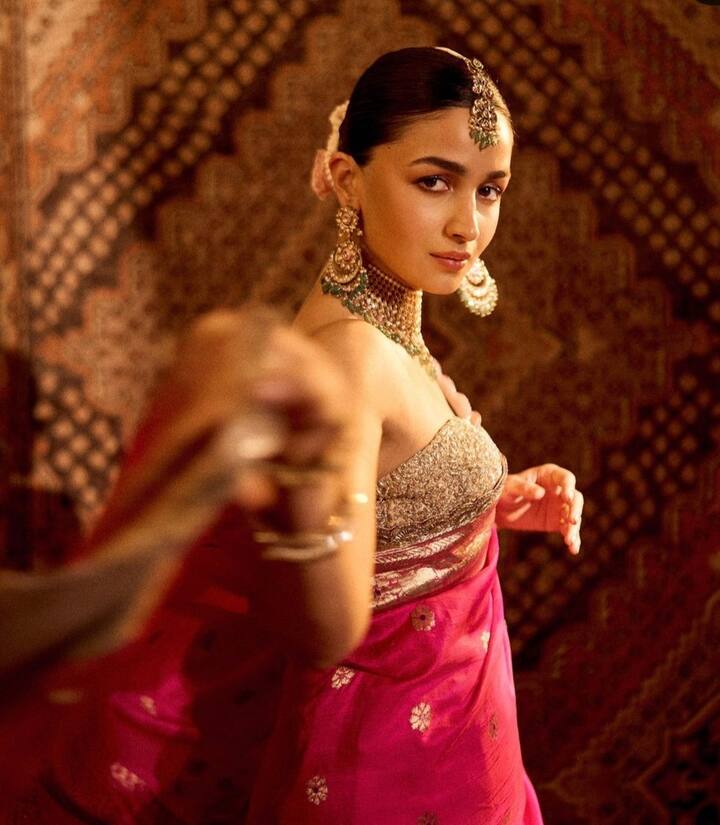 हेयर बन : अगर आपकी हाइट छोटी है और आप अपनी हाइट को लंबा दिखाना चाहते हैं, तो एक हाई बन बना सकते हैं. इससे आपकी हाइट लंबी दिखेगी और यह आपको ट्रेडिशनल लुक भी देगा, आप चाहे तो हाई बन बनाकर चुन्नी को सिर से कैरी भी कर सकते हैं.