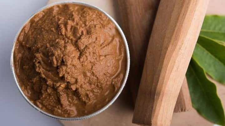 3. Sandalwood: Sandalwood has anti-inflammatory and soothing properties that are good for the skin. It helps reduce acne, blemishes, and dark spots on the skin. It also cools the skin and improves skin tone. (Image Source: Pinterest/stylecraze)