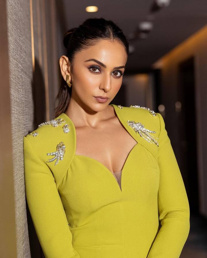 અમે જે અભિનેત્રી વિશે વાત કરી રહ્યા છીએ તે બીજું કોઈ નહીં પણ રકુલ પ્રીત સિંહ છે. રકુલનો જન્મ દિલ્હીના પંજાબી પરિવારમાં થયો હતો. તેમના પિતા આર્મી ઓફિસર તરીકે કામ કરતા હતા. તેણે ધૌલા કુઆંની આર્મી પબ્લિક સ્કૂલમાં અભ્યાસ કર્યો હતો.