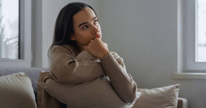 मूलांक 7 चे लोक त्यांच्या मनातील गोष्टी सहजासहजी कोणाशी शेअर करत नाहीत आणि अनेकदा त्यांचे विचार आणि भावना लपवून ठेवतात.