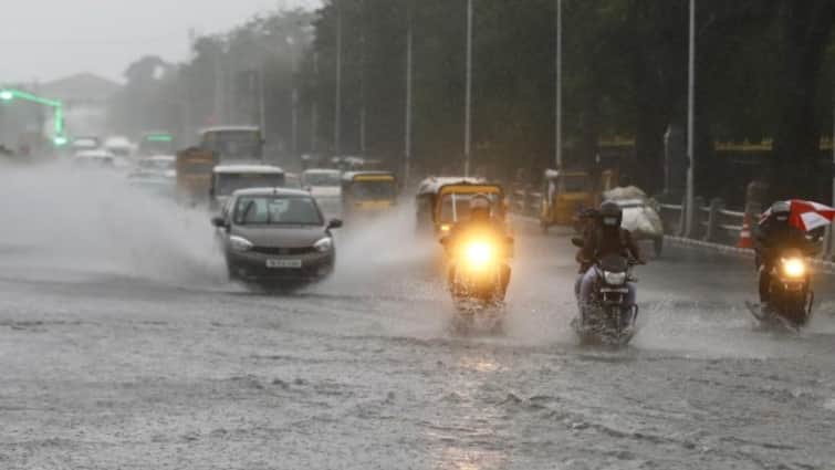 TN Weather Update red alert issue chennai government take prevention action Red Alert: சென்னைவாசிகளே! நாளை மறுநாள் ரெட் அலர்ட்!  கொட்டித் தீர்க்கப்போகுது மிக கனமழை!