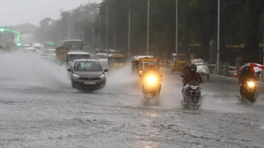 TN Weather Update: சென்னையில் மழை, 10 மாவட்டங்களுக்கு கனமழை எச்சரிக்கை..தமிழக வானிலை அறிக்கை