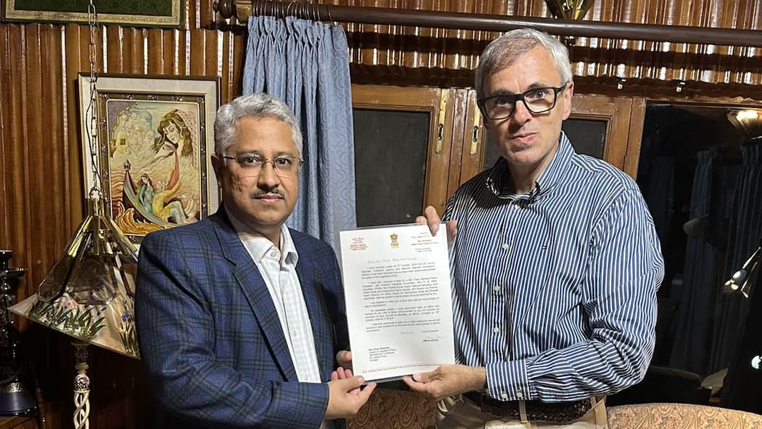 Jammu-Kashmir Govt Formation National Conference-Led Govt Oath-Taking Ceremony On Oct 16 Omar Abdullah LG Manoj Sinha Jammu-Kashmir: LG Sinha Invites National Conference-Led Govt To Take Oath On Oct 16