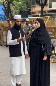 बाबा सिद्दीकी को अंतिम विदाई देने पति मुफ्ती संग पहुंची थीं सना खान, तस्वीरों में दर्द से दिखीं बेहाल