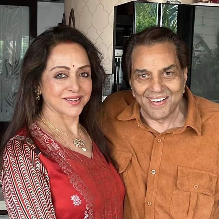 But at that time Hema Malini was only focusing on her career. A few years passed like this. During this time, Dharmendra had not expressed his feelings to anyone. When both of them met on the sets of the film 'Pratigya'. So Hema's heart also started beating for Dharmendra.