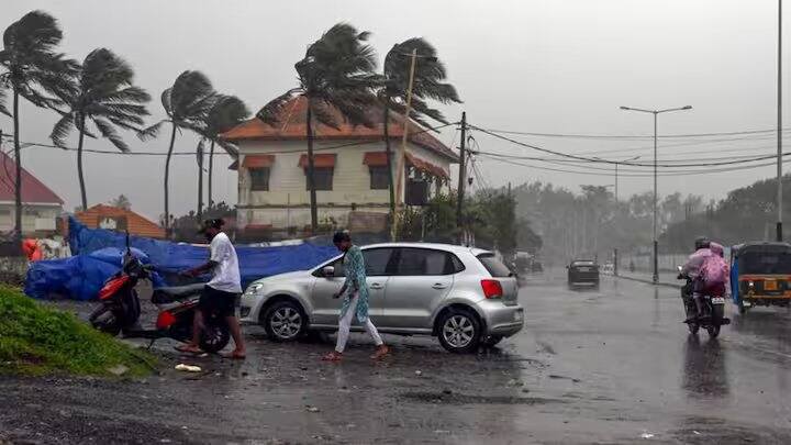આગામી બે દિવસોમાં ગુજરાત, મધ્ય પ્રદેશ, છત્તીસગઢ, ઓડિશા, આસામ, મેઘાલય, અરુણાચલ પ્રદેશ, નાગાલેન્ડ, મણિપુર, મિઝોરમ અને ત્રિપુરાના બાકીના વિસ્તારો અને મહારાષ્ટ્રના કેટલાક વધુ વિસ્તારો અને બંગાળની ઉત્તરી ખાડીથી દક્ષિણ પશ્ચિમ ચોમાસાના પાછા જવા માટે પરિસ્થિતિઓ અનુકૂળ છે.
